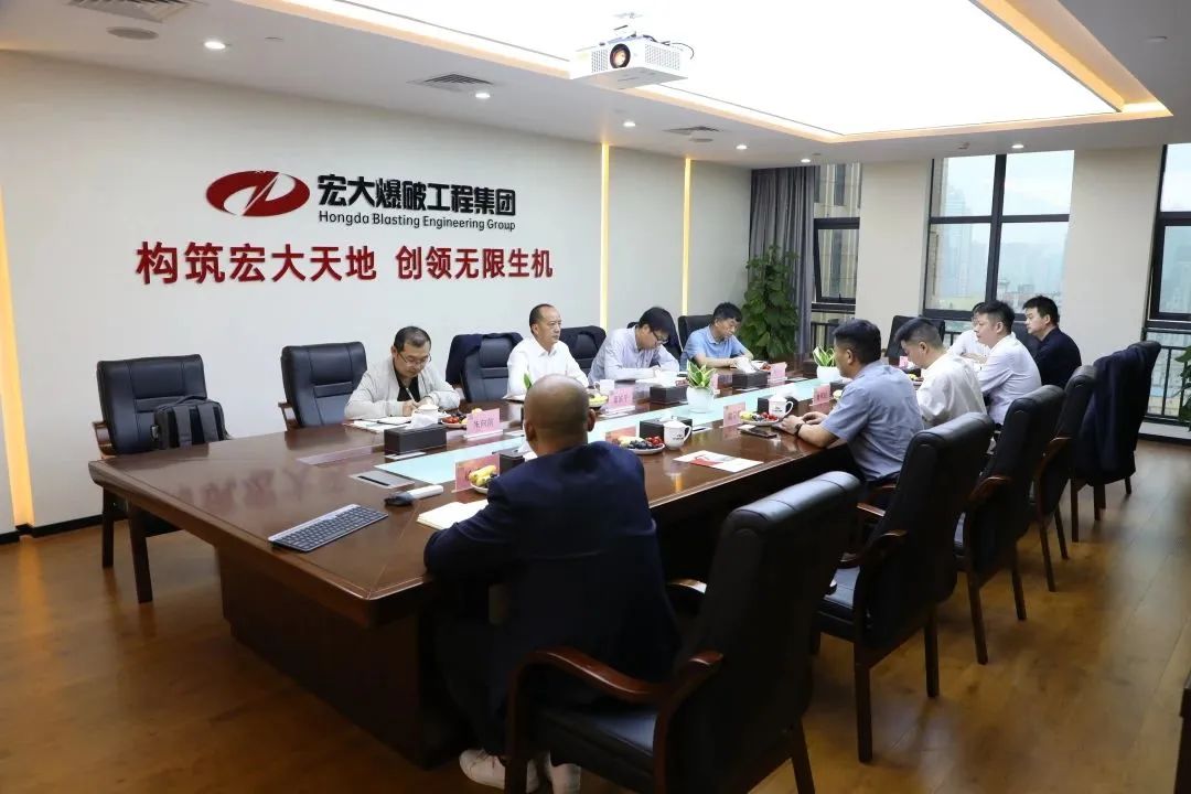 云南铜业总助董家平、玉溪矿业执董侯方俊莅临宏大爆破考察交流