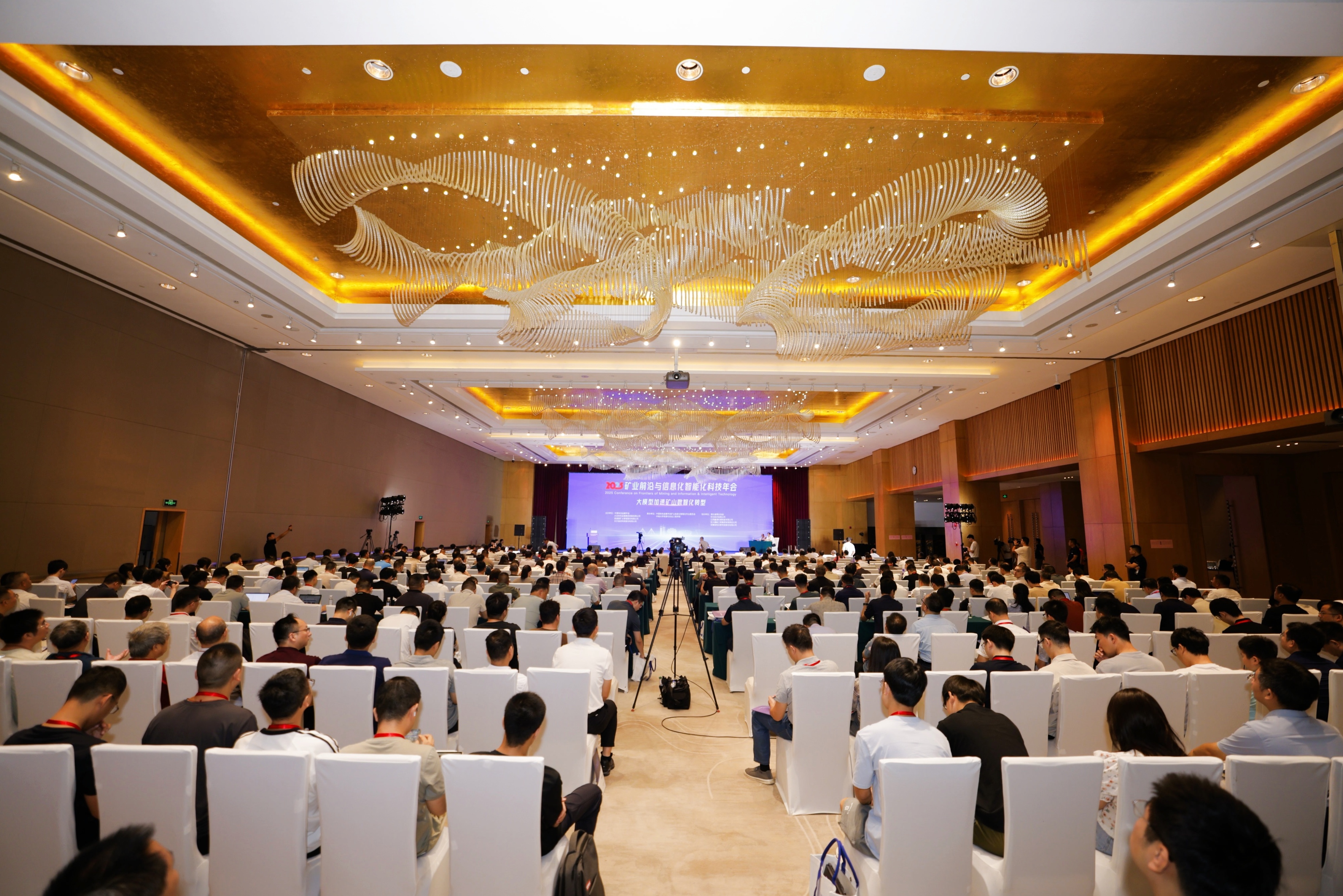 新品发布与技术交流双轮驱动 | 宏大爆破亮相2025矿业前沿与信息化智能化科技年会
